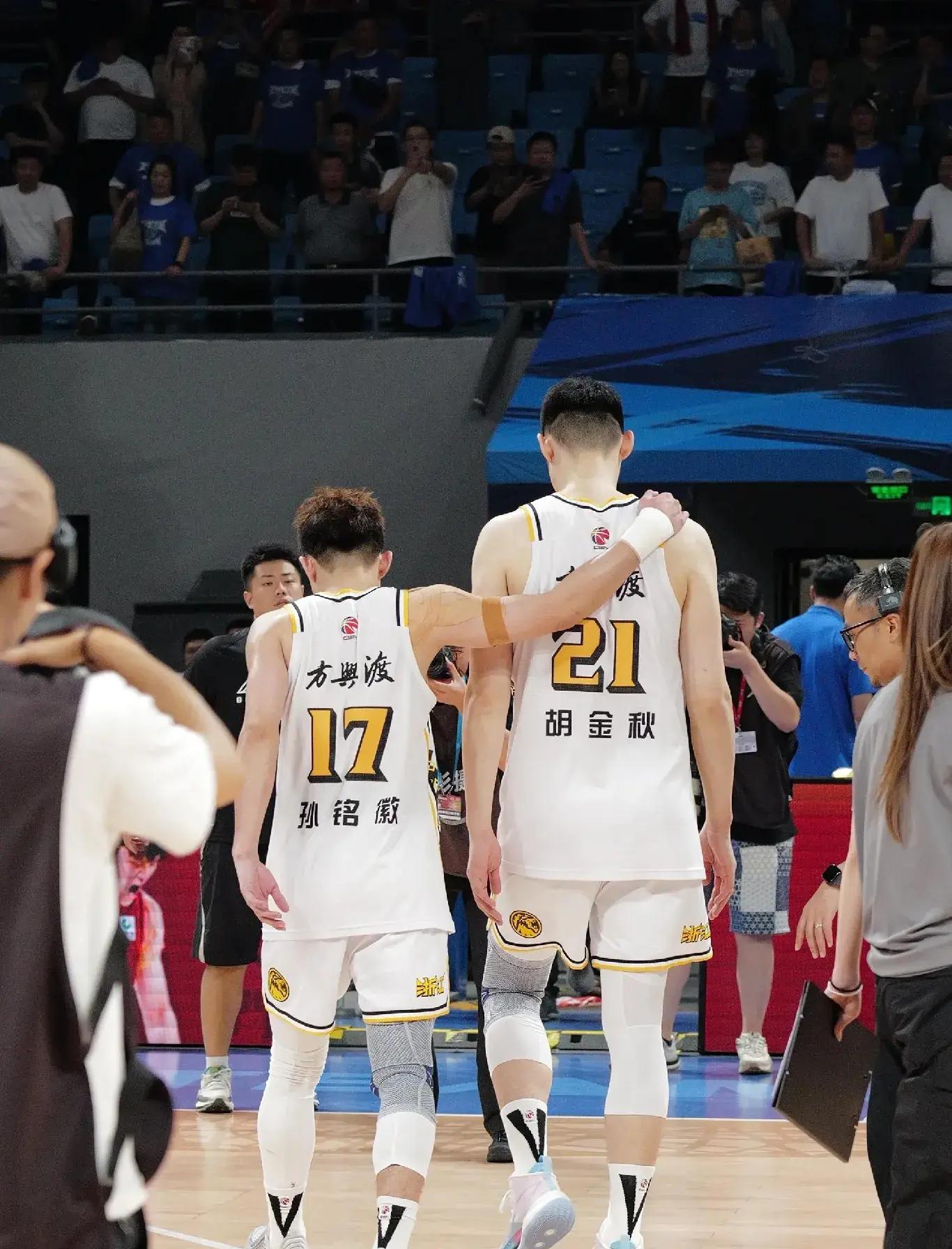 清晨CBA季后赛传出新动向，广厦男篮内部沟通，管理层表态——媒体盛赞，更衣室氛围转暖的简单介绍
